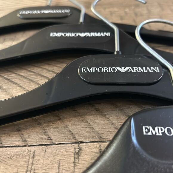 Emporio Armani Shirt 👚 & Sweater Hangars (1 w/ velvet) Set of 4 Get Organized. - Picture 14 of 15